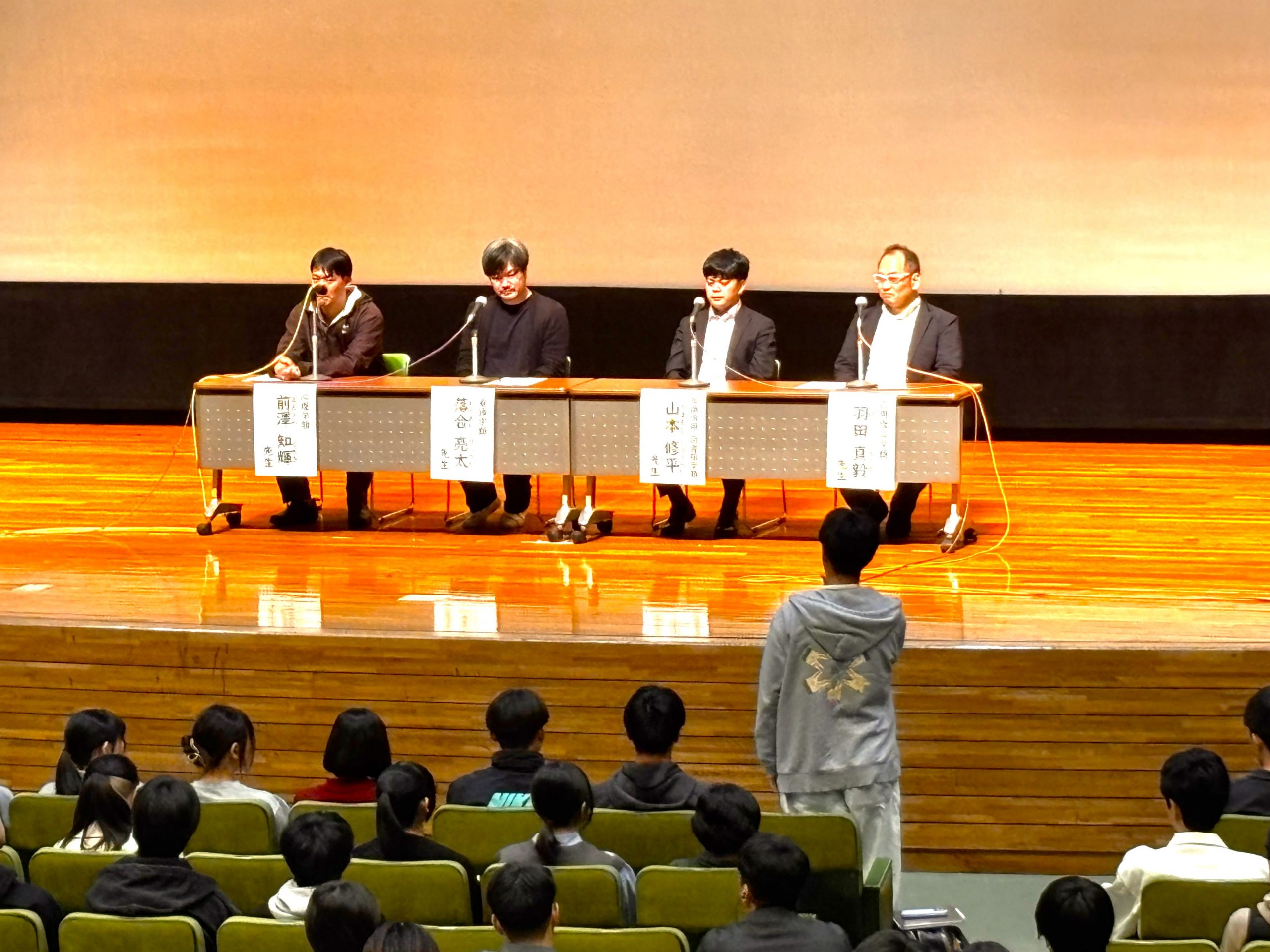 筑波大学大学会館で学生が教員に質問しディスカッションする様子